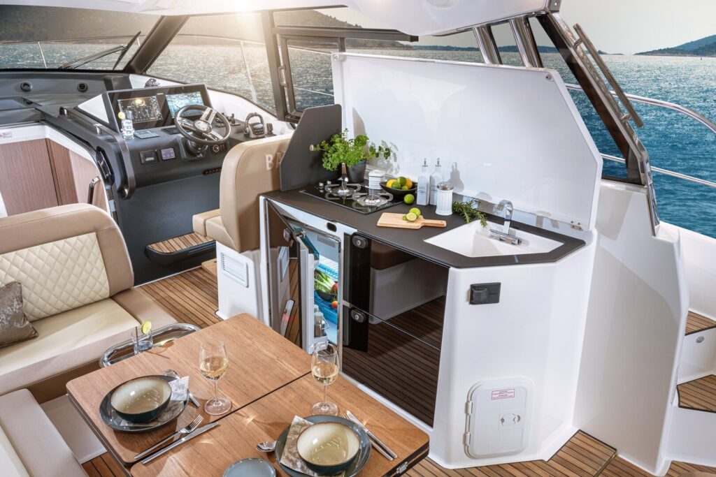 Motoryacht chartern in Neustadt in Holstein: Die luxuriöse und komfortable Eignerkabine der BAVARIA SR38 Motoryacht bei Hanse Yachtcharter.