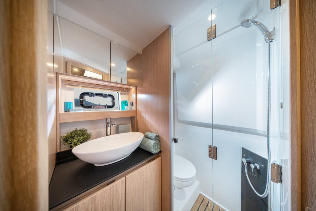 Motoryacht chartern in Neustadt in Holstein: Das moderne, komfortable Badezimmer mit Dusche und WC der BAVARIA SR38 bei Hanse Yachtcharter.