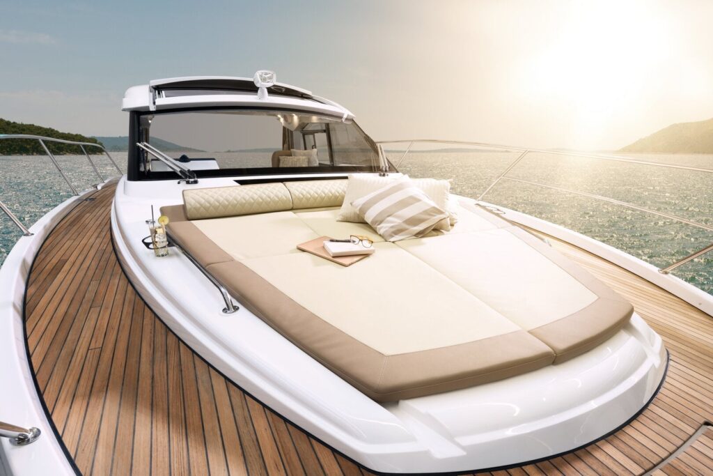 Motoryacht chartern in Neustadt in Holstein: Die große, gemütliche Sonnenliege auf dem Vordeck der BAVARIA SR38 bei Hanse Yachtcharter.
